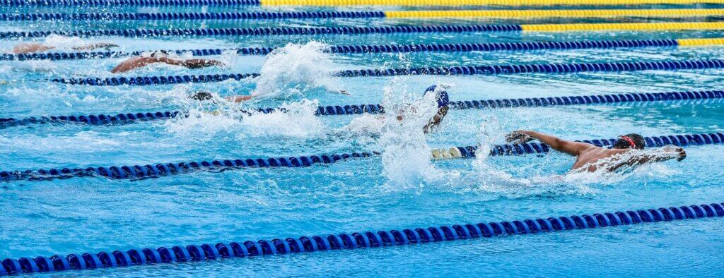 Nuotatori in competizione in una piscina olimpionica.